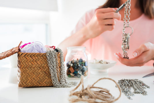 L'entretien et le soin des bijoux : Comment les préserver au fil du temps ?