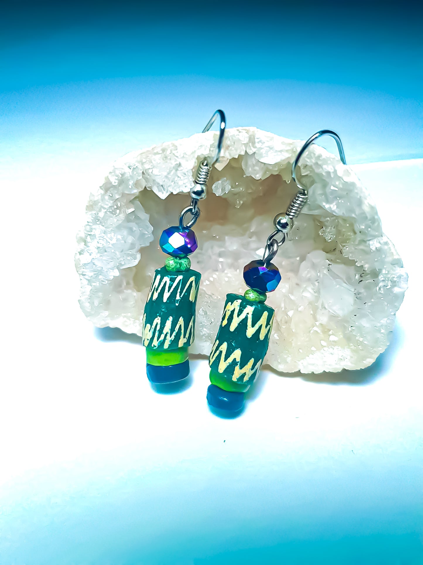 Magnifique boucles d'oreilles à partir d'une perle de verre zigzag verte