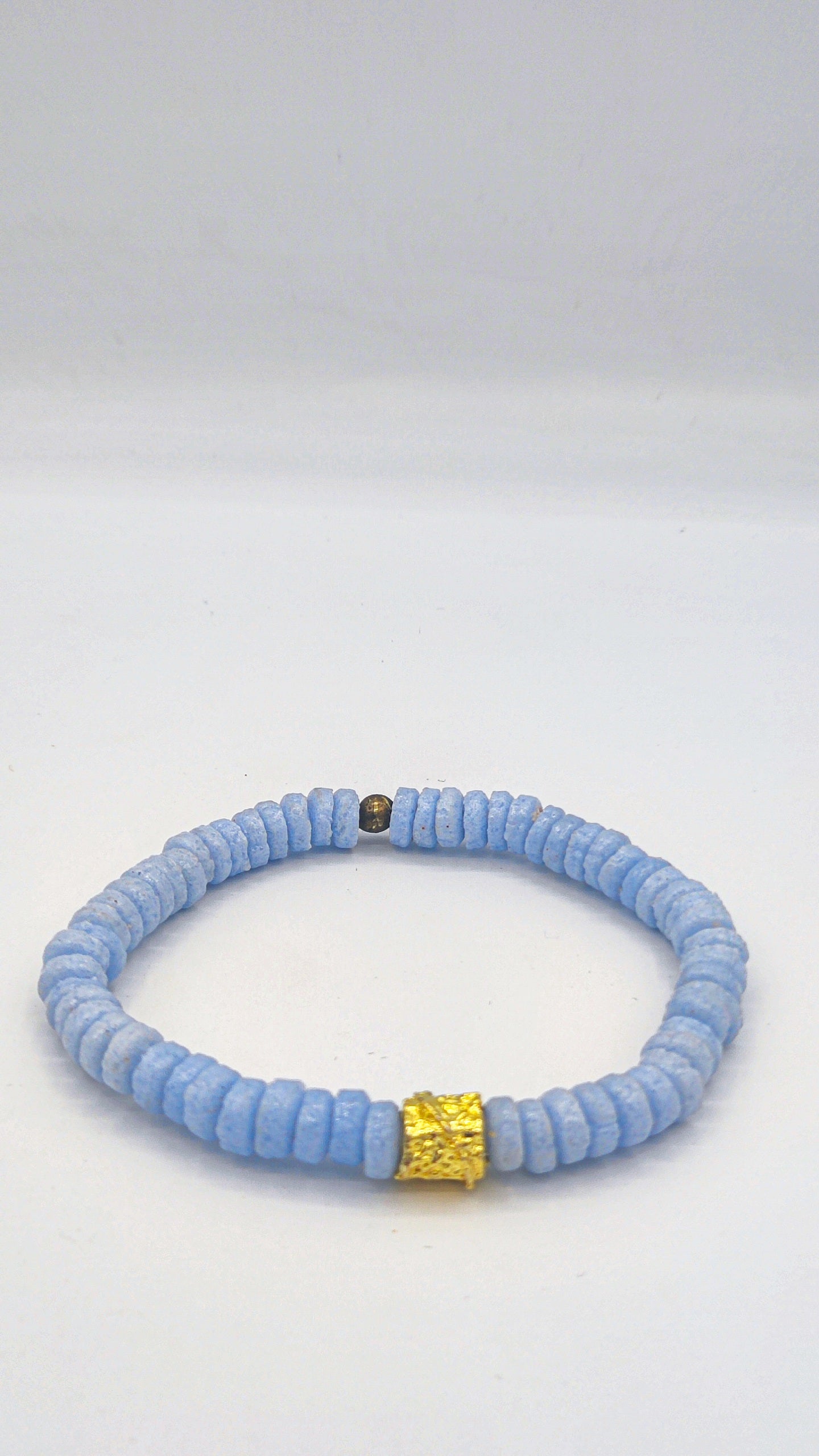 CAMÉLÉON DORÉ - Bracelet bleu pastel- perles africaines krobo