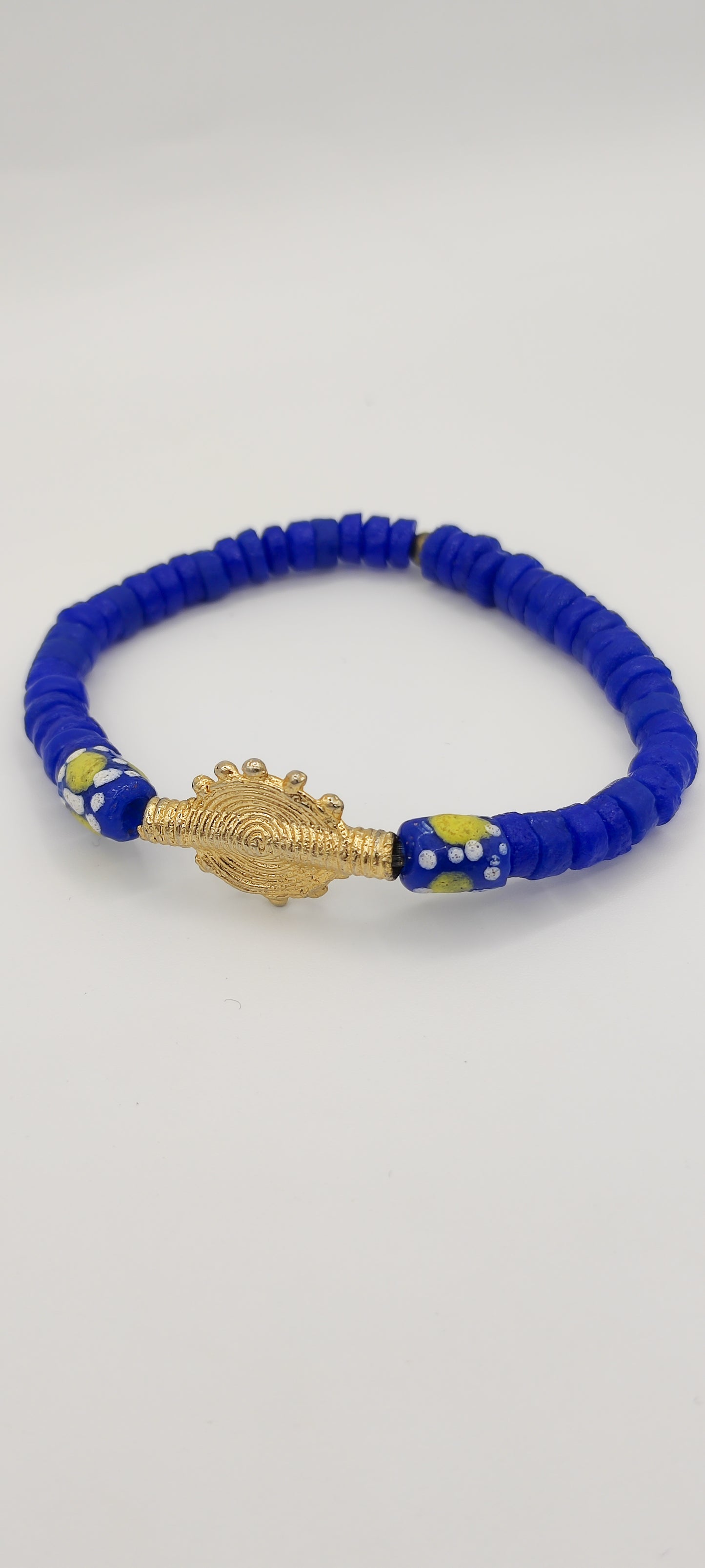 CAMÉLÉON FLORAL - Bracelet bleu en perles africaines Krobo-modèle myrtille.