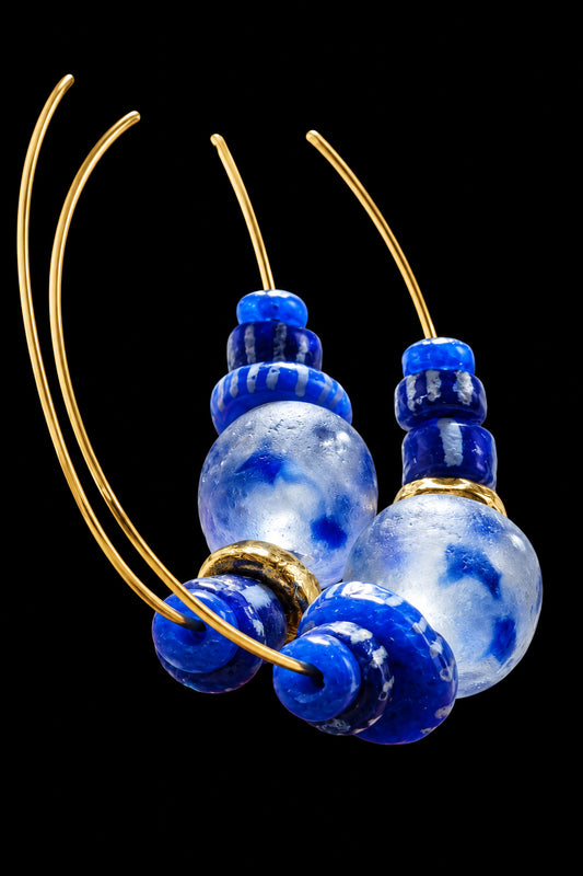 Boucles d'oreilles créoles. panaché de bleus- alternance entre les perles Krobo teintées et peintes.