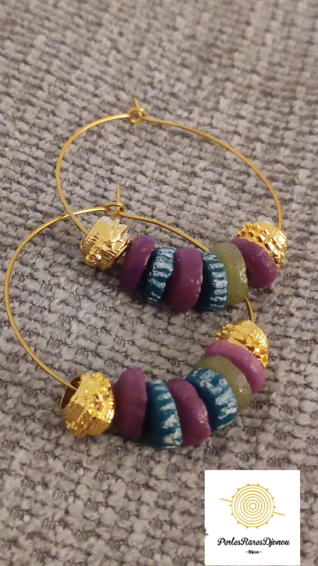 Boucles d'oreilles créoles. Couleur verte et violette. Perles de verre Krobo peintes et unies