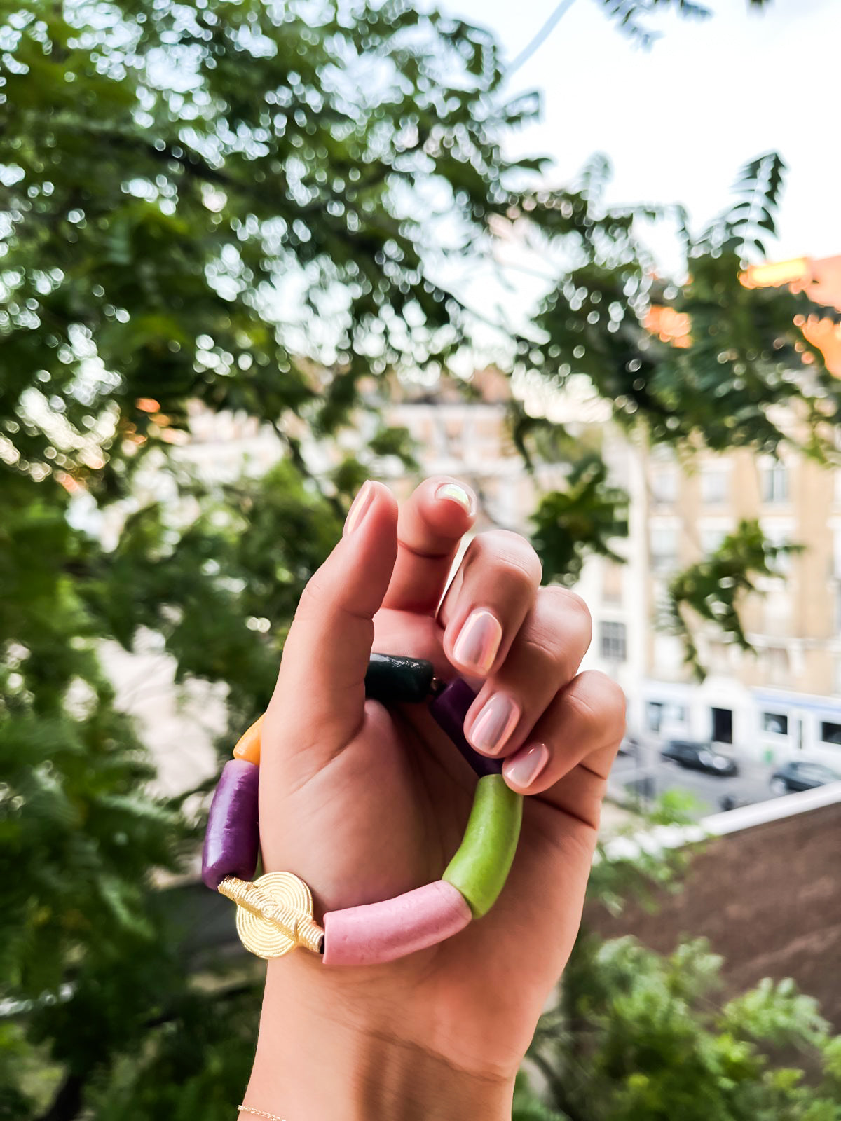 Un mélange funky de perles africaines rares, dans un camaïeu de violet, rose, vert un bracelet éclatant mais subtilement équilibré créant une harmonie de teintes fraîches, énergiques et raffinées