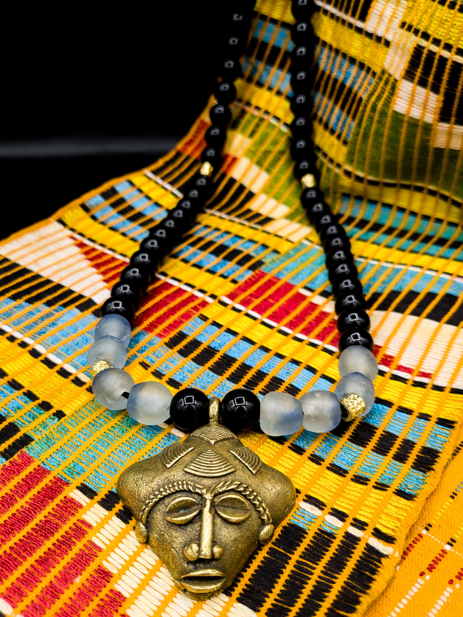 Collier perles obsidienne noire. Perles de verre bleues. Pendentif en bronze masque africain.