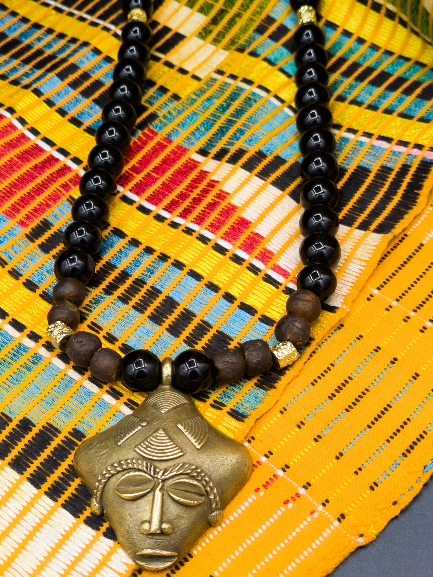 APOGÉE - collier noir tête- moyen- Perles africaines krobo- 1.2