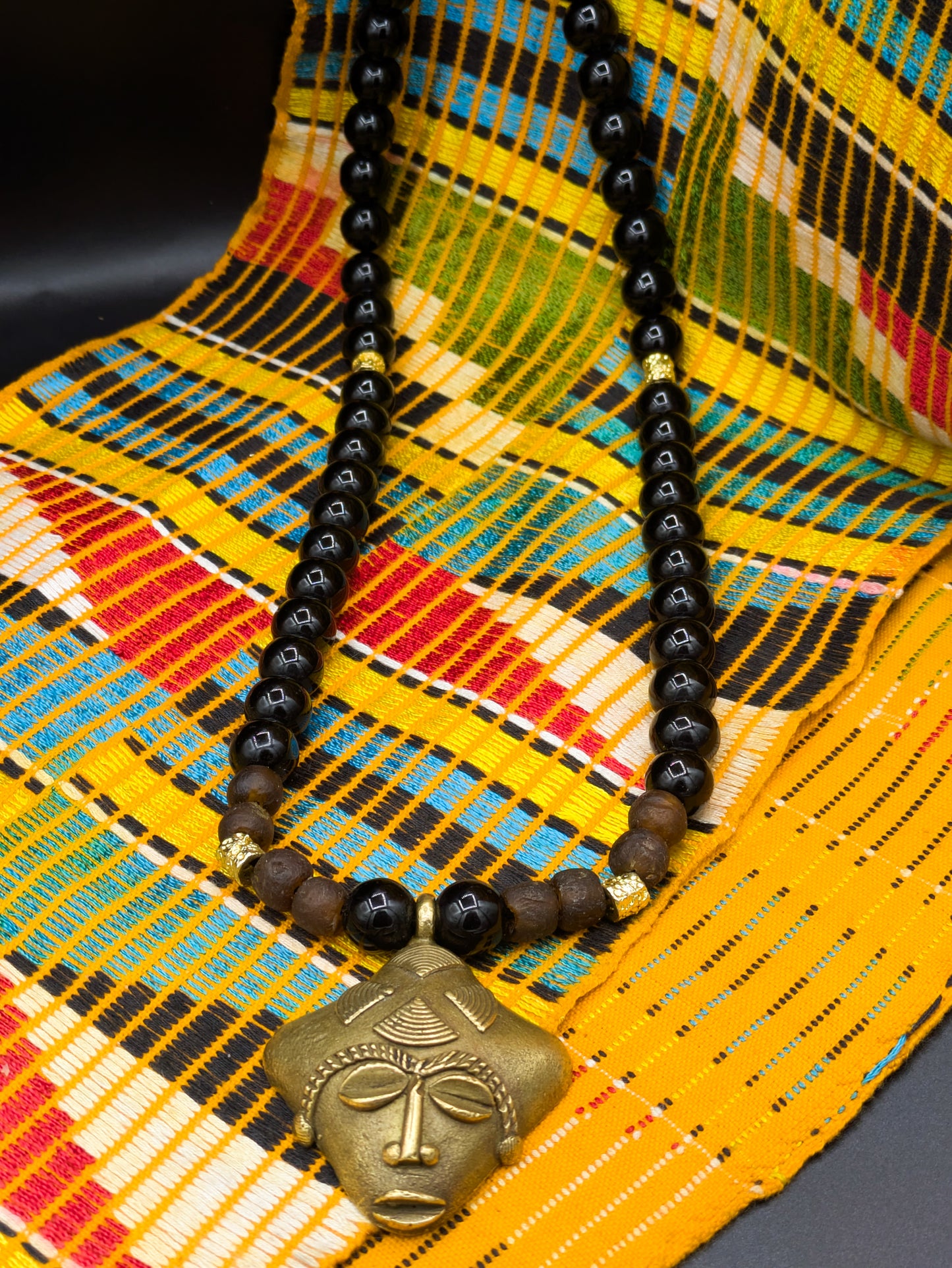 APOGÉE - collier noir tête- moyen- Perles africaines krobo- 1.2