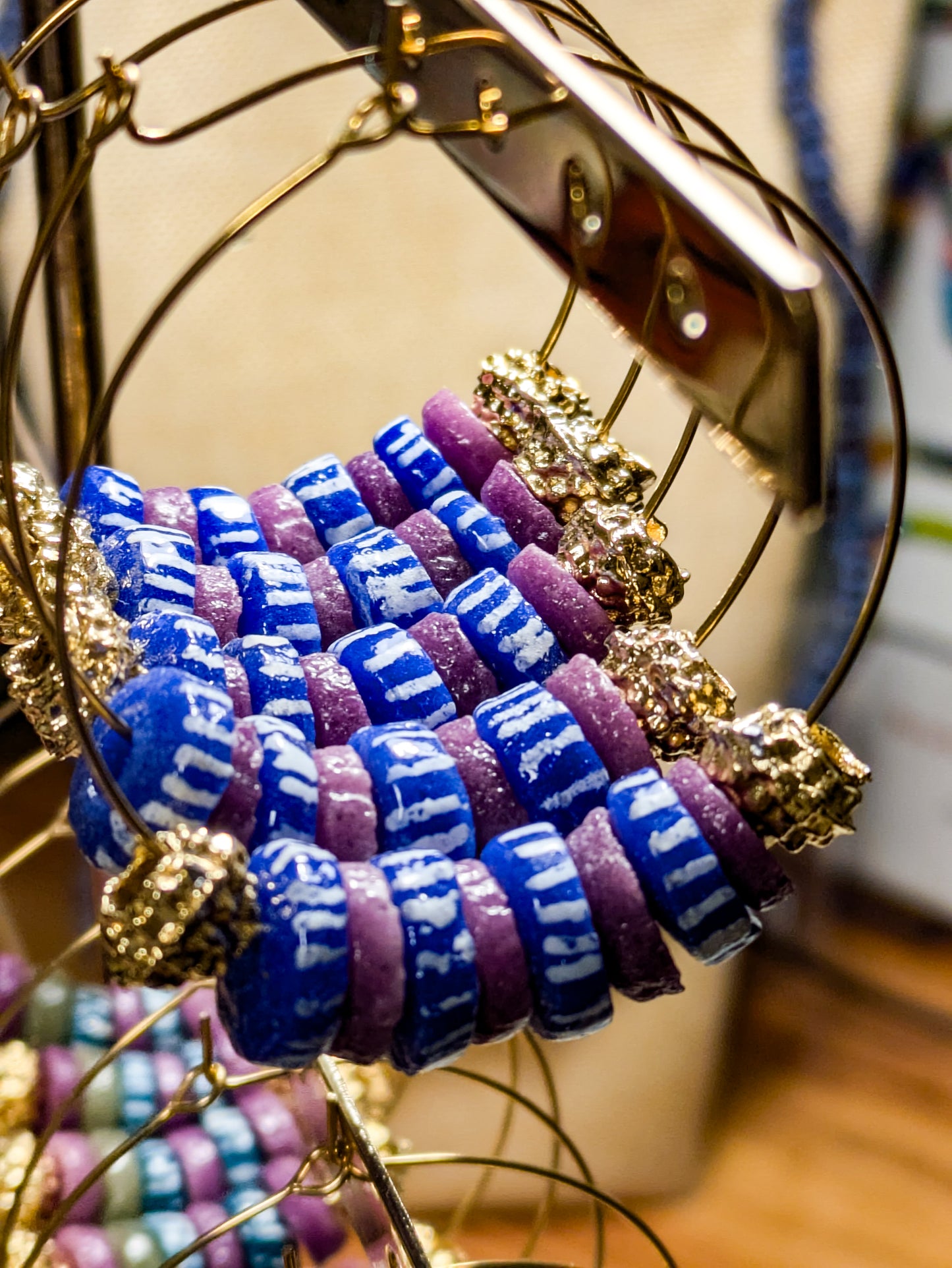 Boucles d'oreilles créoles. Couleur bleue et violettes. Perles de verre Krobo peintes et unies