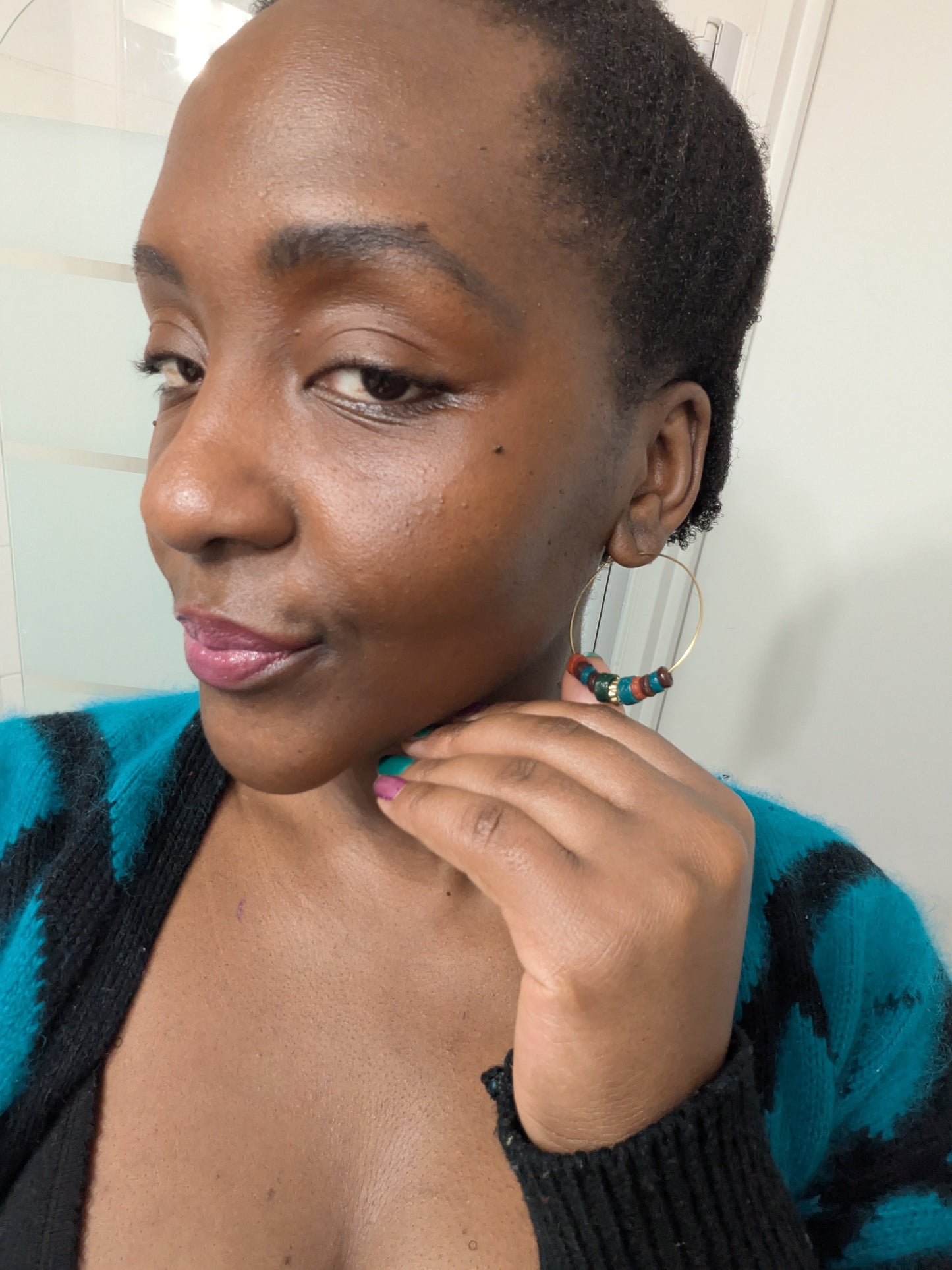 Boucles d'oreilles créoles avec perles africaines en verre recyclé avec des couleurs automnales comme le vert, le marron, la brique