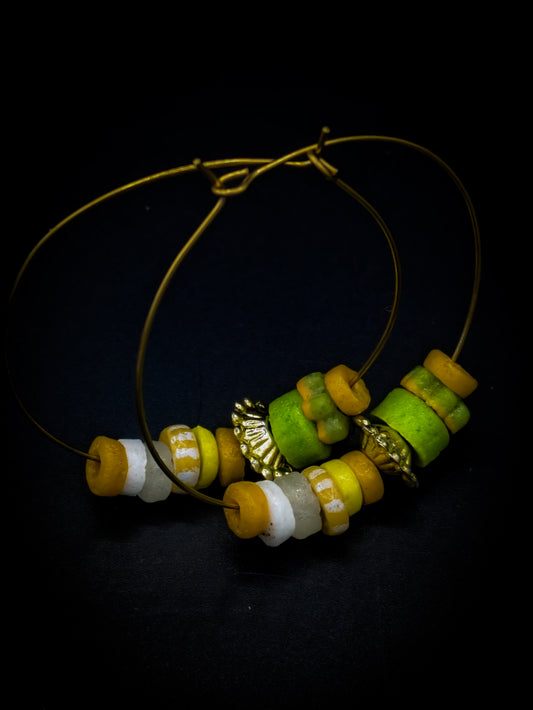 Boucles d'oreilles créoles perles peintes et unies jaune fluo, blanc, vert  créant un effet acidulé.