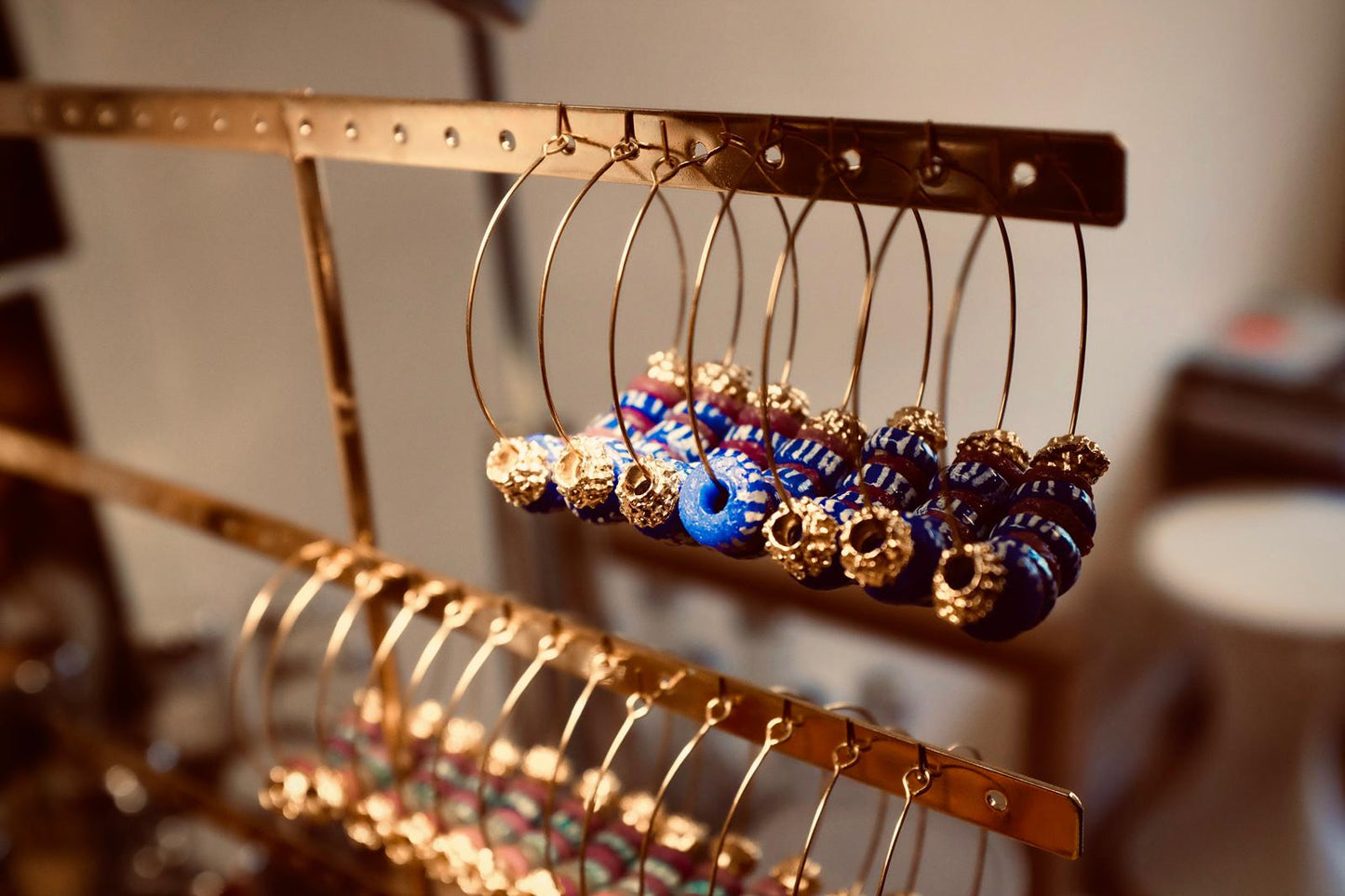 GNONLIVI- Boucles d'oreilles créoles en perles de verre recyclé - Bleues et Violettes