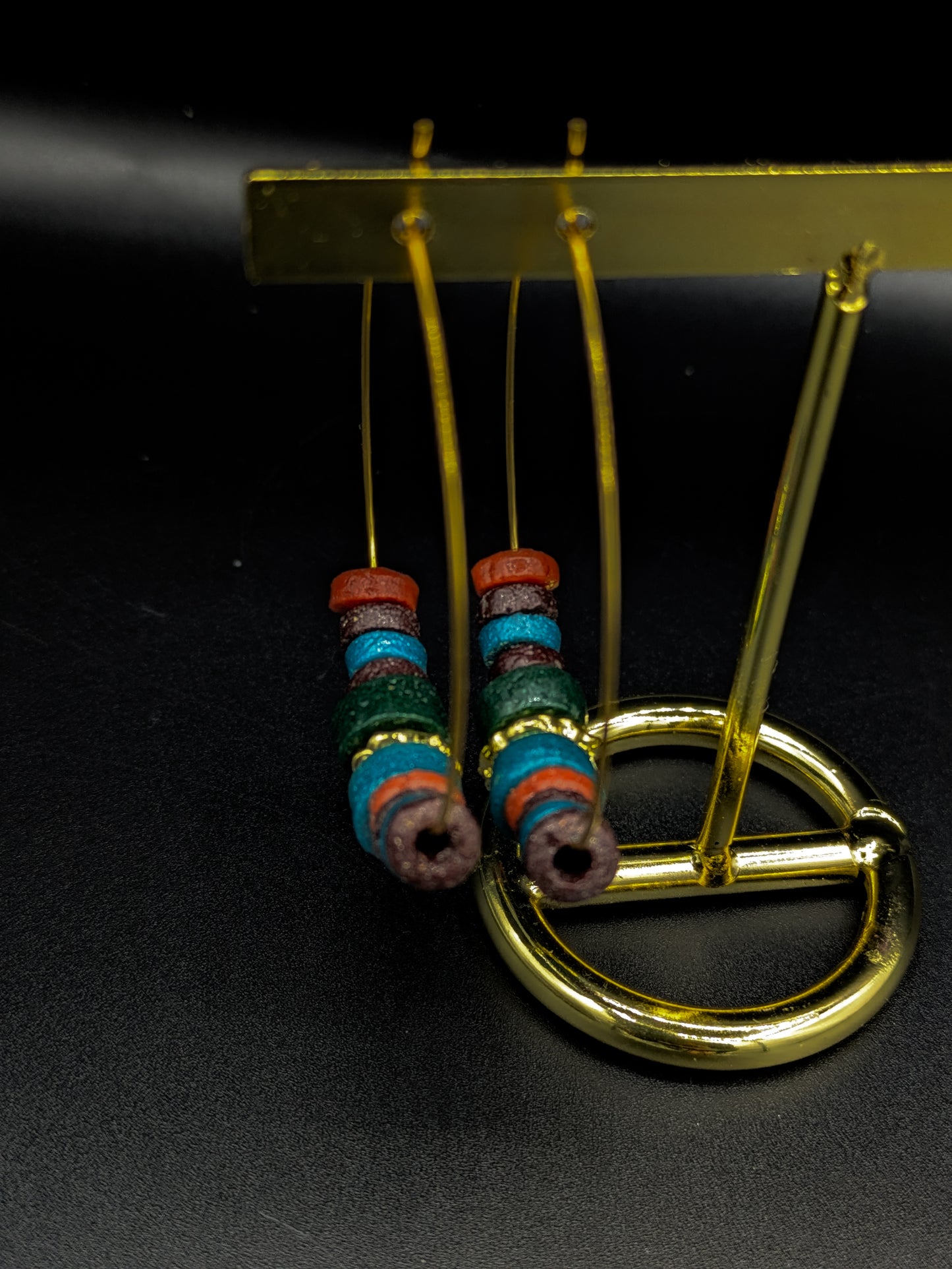 Boucles d'oreilles créoles avec perles africaines en verre recyclé avec des couleurs automnales comme le vert, le marron, la brique