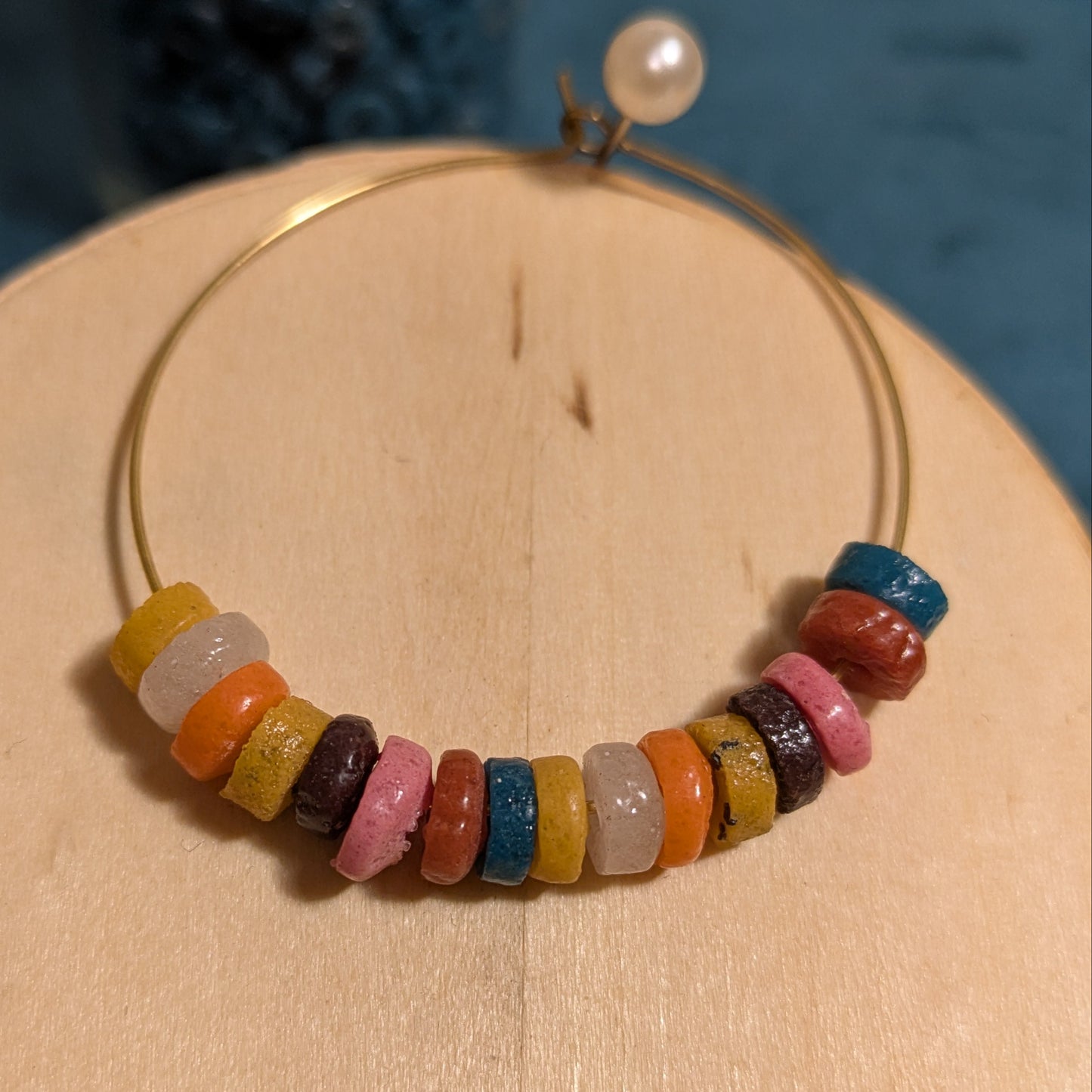 "Boucles d’oreilles créoles avec perles africaines en verre recyclé multicolores"