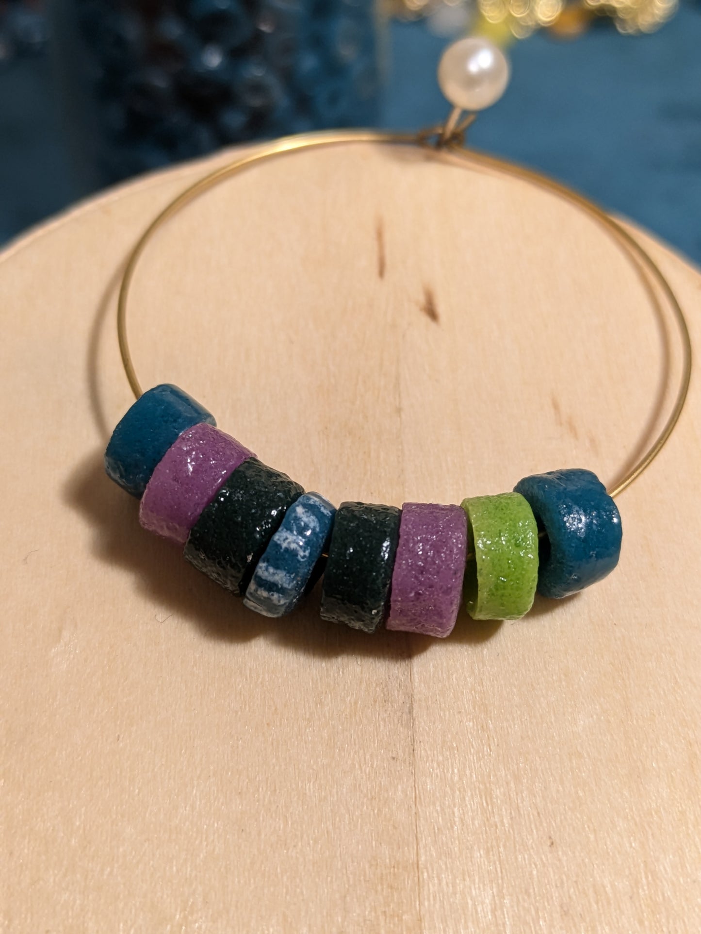 " Boucles d'oreilles créoles avec perles africaines en verre recyclé avec une variété de perles vertes et violettes en acier inoxydable"