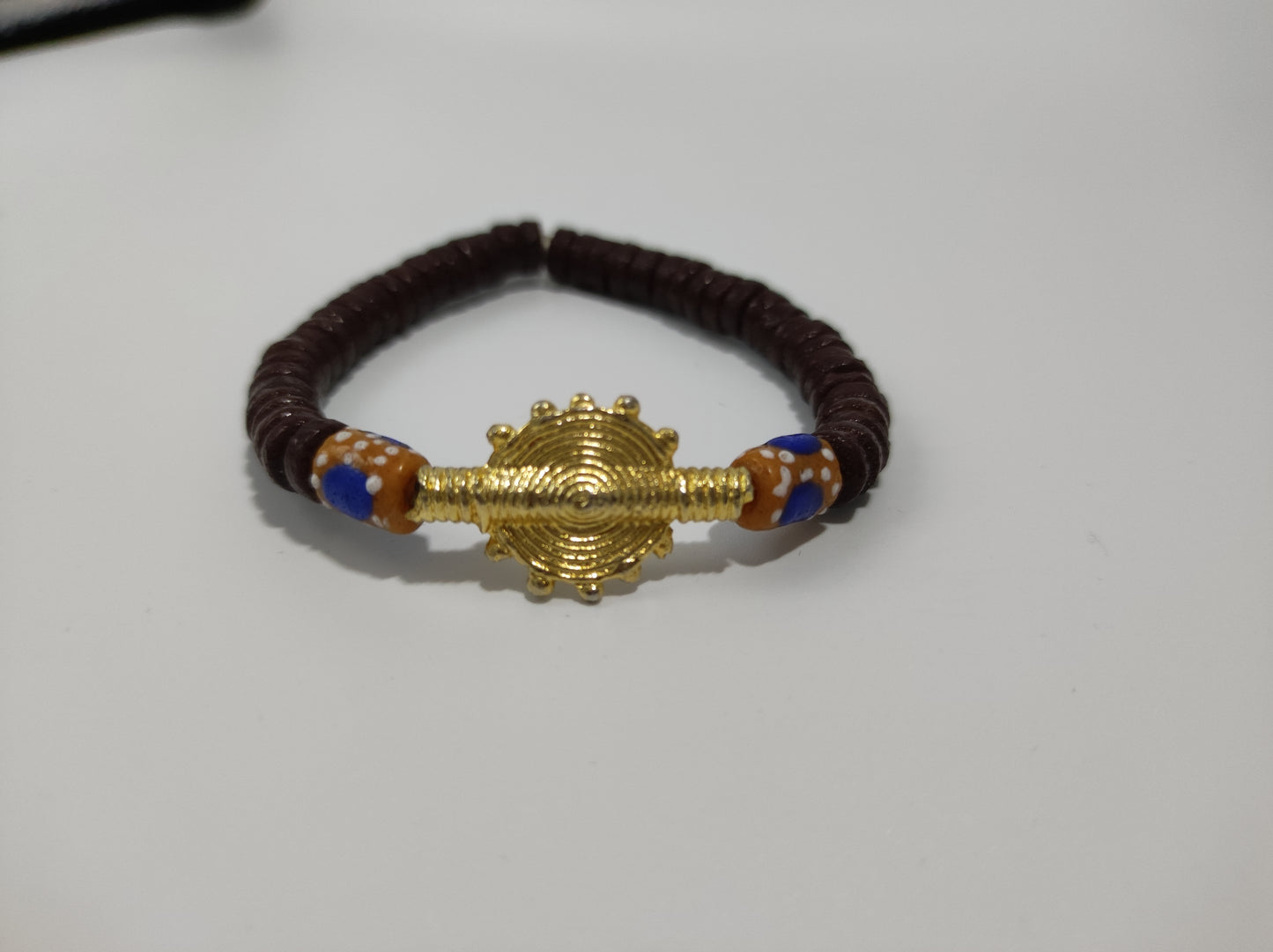 CAMÉLÉON FLORAL Bracelet marron en perles africaines Krobo-modèle boisé