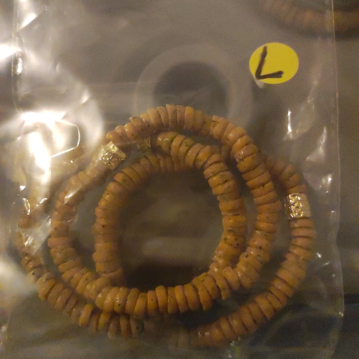 CAMÉLÉON DORÉ - bracelet jaune poivré- perles africaines krobo