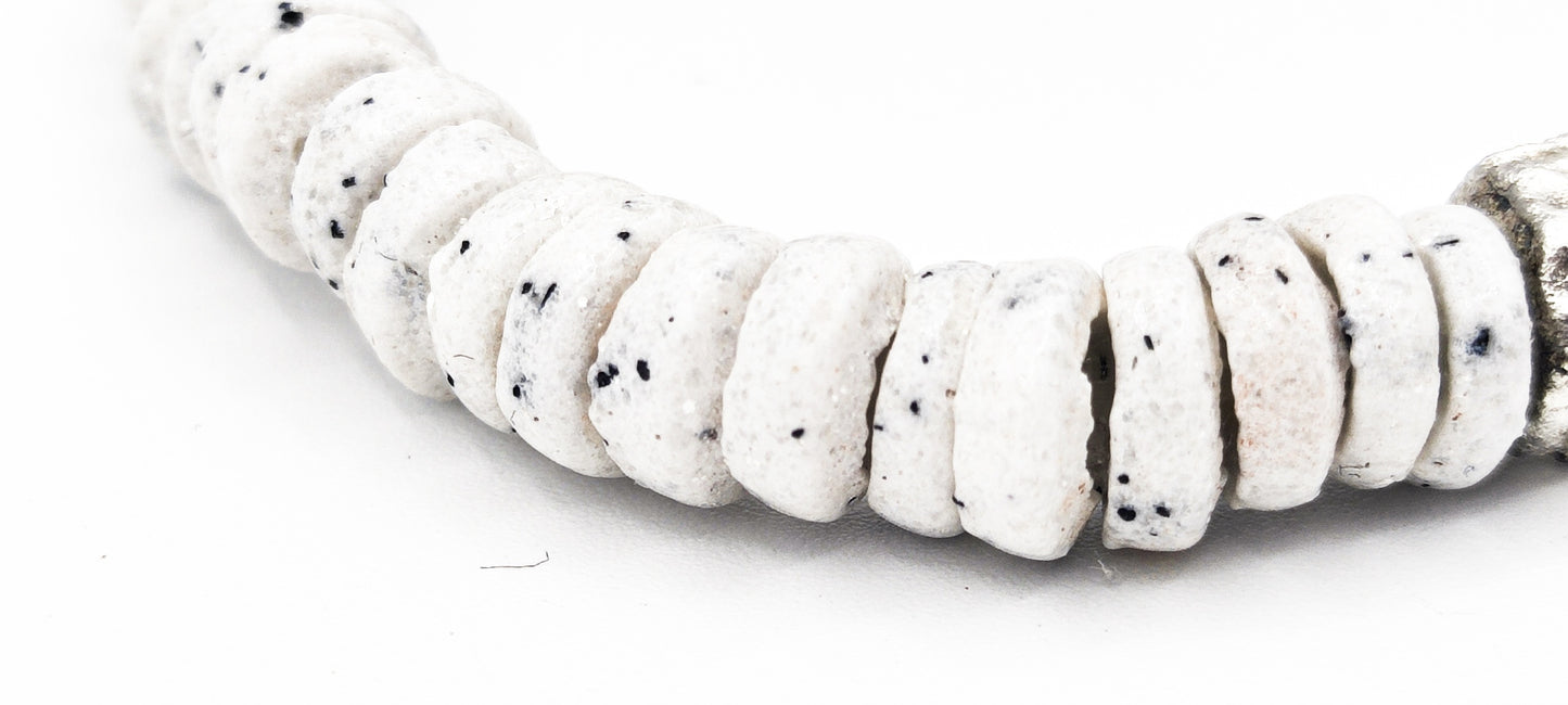 CAMÉLÉON ARGENT- bracelet blanc sel et poivre- perles africaines krobo