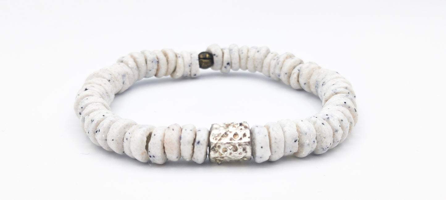 CAMÉLÉON ARGENT- bracelet blanc sel et poivre- perles africaines krobo