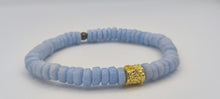 Charger l&#39;image dans la galerie, [[ CAMÉLÉON DORÉ ]] - Bracelet bleu pastel- perles africaines krobo
