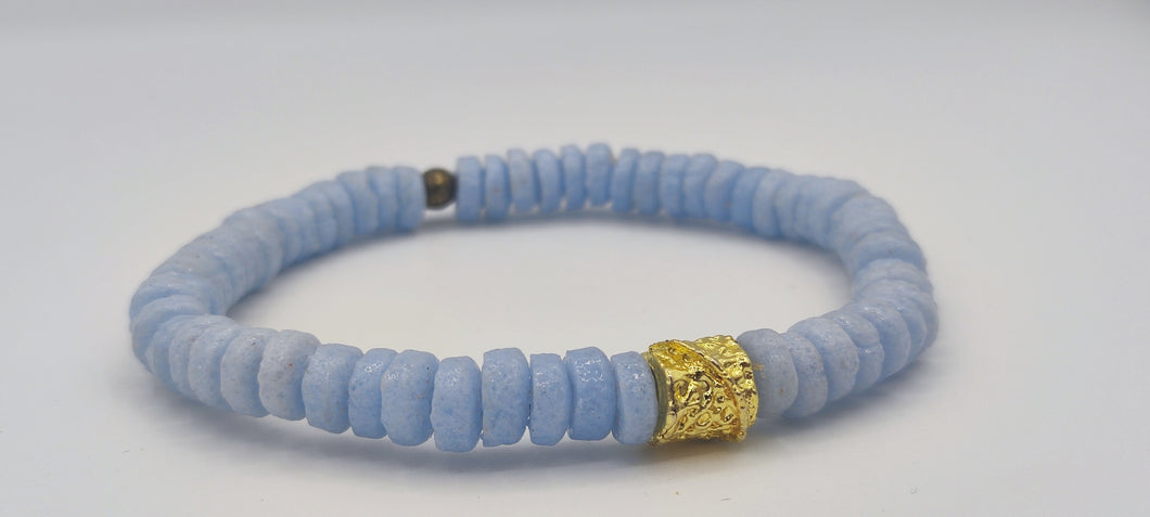 [[ CAMÉLÉON DORÉ ]] - Bracelet bleu pastel- perles africaines krobo
