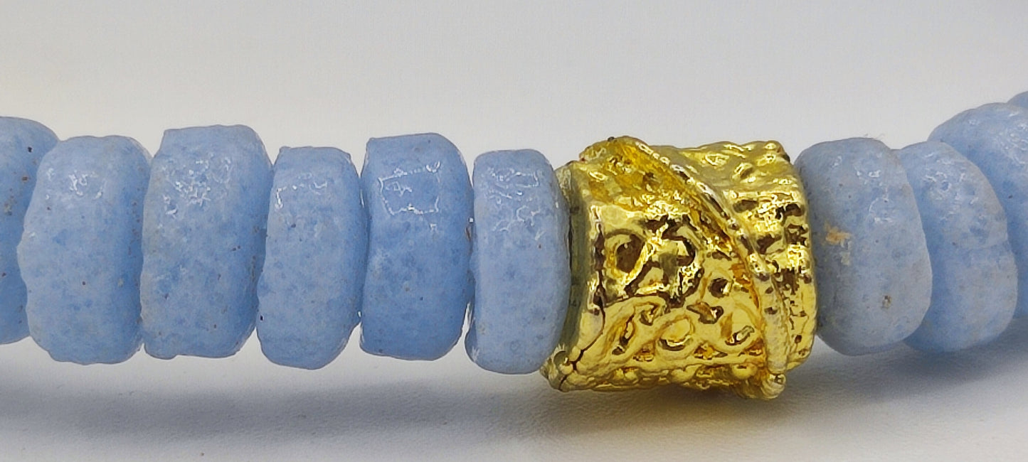 [[ GOLDEN CHAMELEON ]] - Pulsera azul pastel - Cuentas krobo africanas