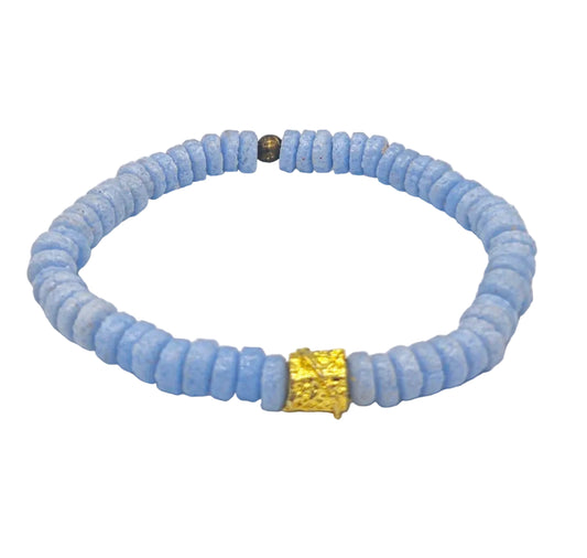 CAMÉLÉON DORÉ  - Bracelet bleu pastel- perles africaines krobo