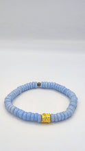 Charger l&#39;image dans la galerie, [[ CAMÉLÉON DORÉ ]] - Bracelet bleu pastel- perles africaines krobo
