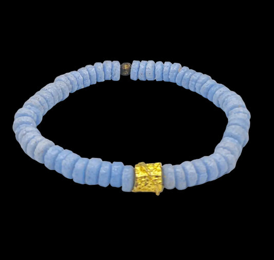 CAMÉLÉON DORÉ  - Bracelet bleu pastel- perles africaines krobo