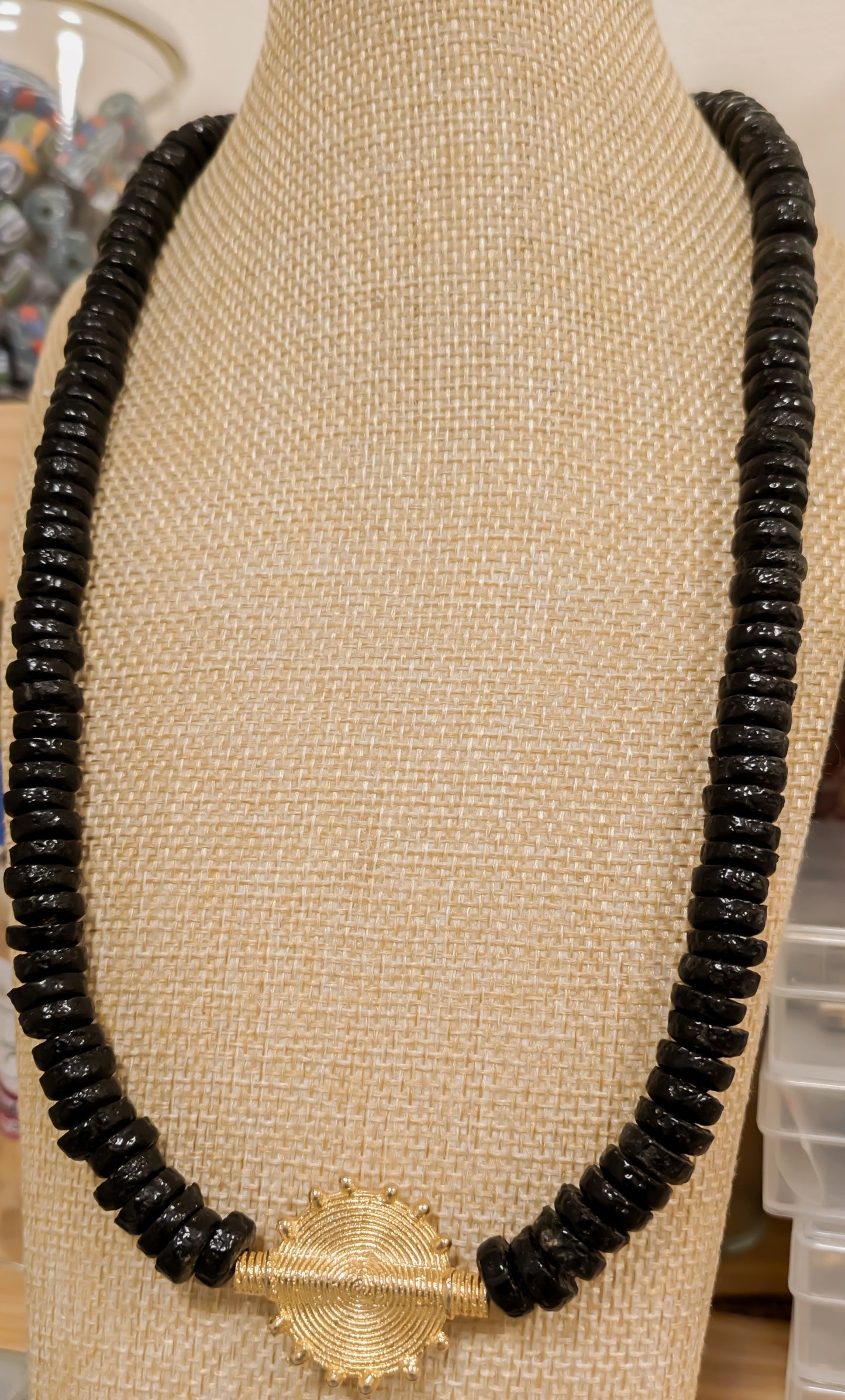 CAMÉLÉON.             Collier noir Perle akan couleur or