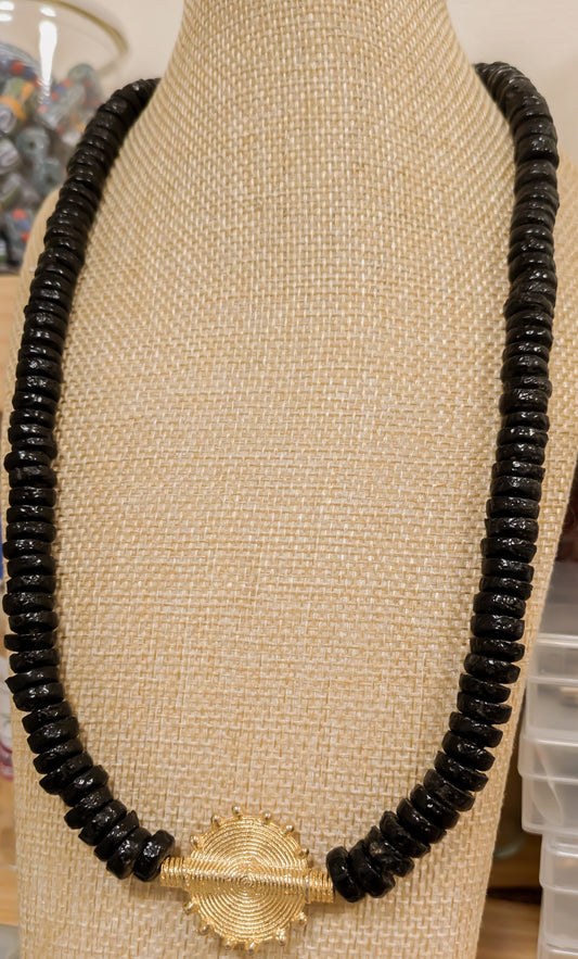 CAMÉLÉON.             Collier noir Perle akan couleur or