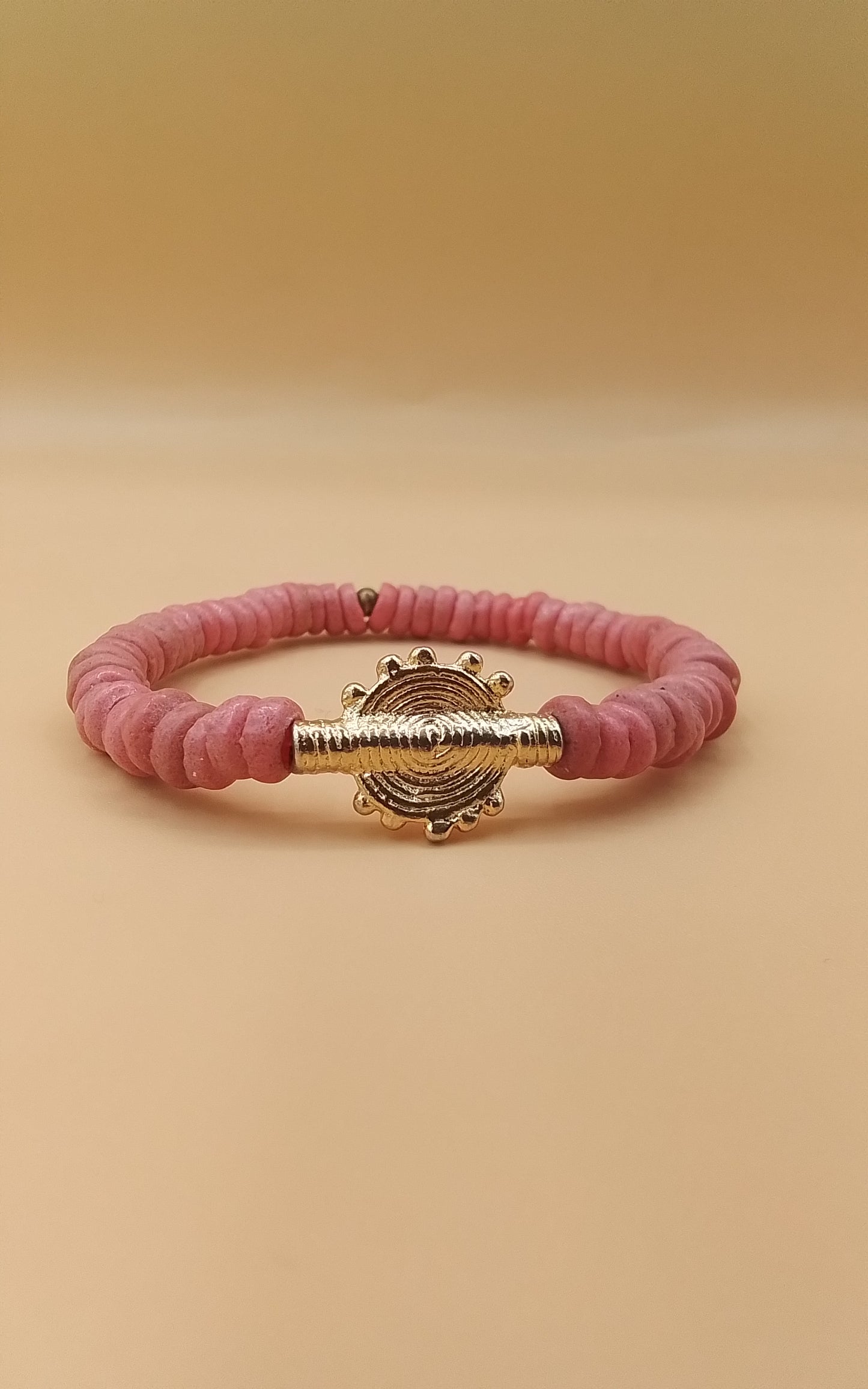 CAMÉLÉON.             Bracelet rose.                Perle akan couleur or
