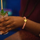 CAMÉLÉON.             Bracelet rose.                Perle akan couleur or