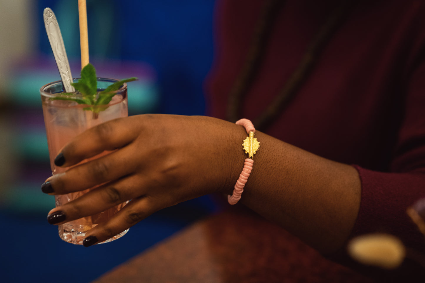 CAMÉLÉON.             Bracelet rose.                Perle akan couleur or