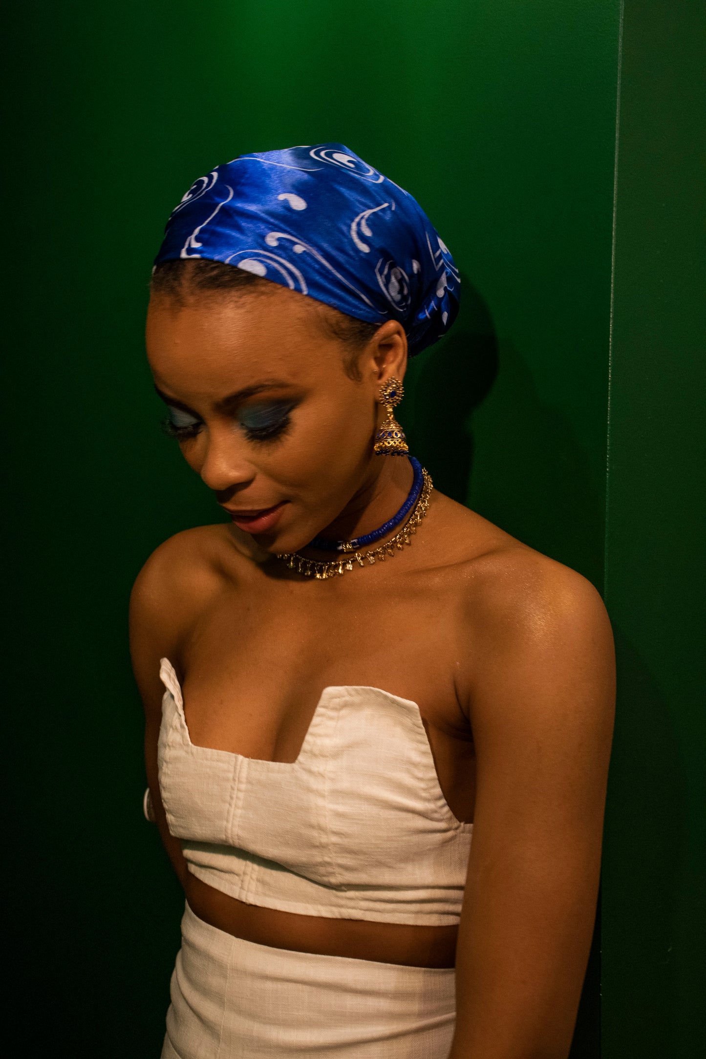 CAMÉLÉON- Collier bleu en perles fines Krobo- poids Akan
