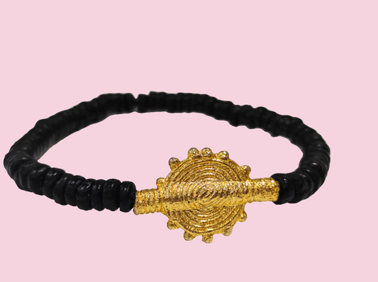 CAMÉLÉON.             Bracelet noir.                Perle akan couleur or