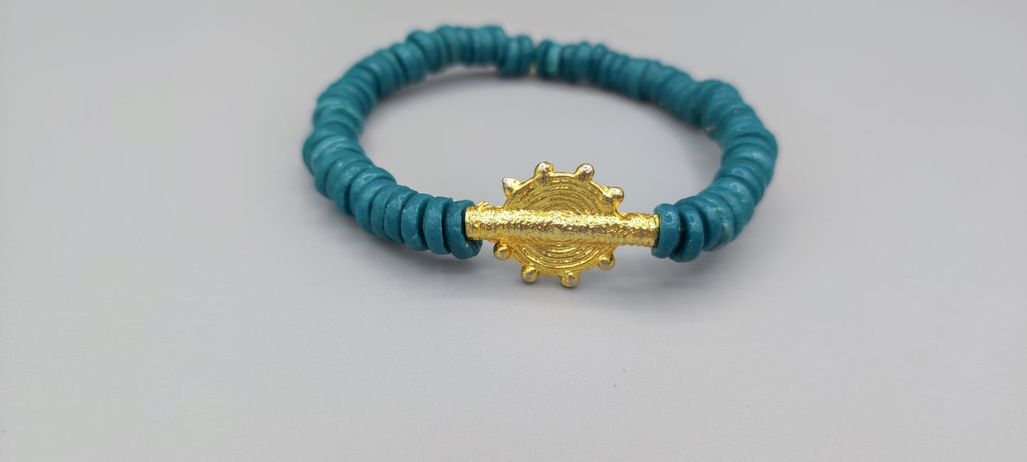 CAMÉLÉON.              Bracelet vert- perles africaines krobo.              Perle akan couleur or