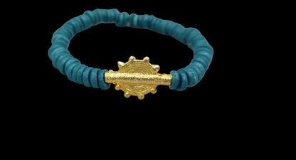 CAMÉLÉON.              Bracelet vert- perles africaines krobo.              Perle akan couleur or