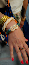 Charger l&#39;image dans la galerie, BIGUINE- Bracelet vert africain en perles Krobo- Spirale
