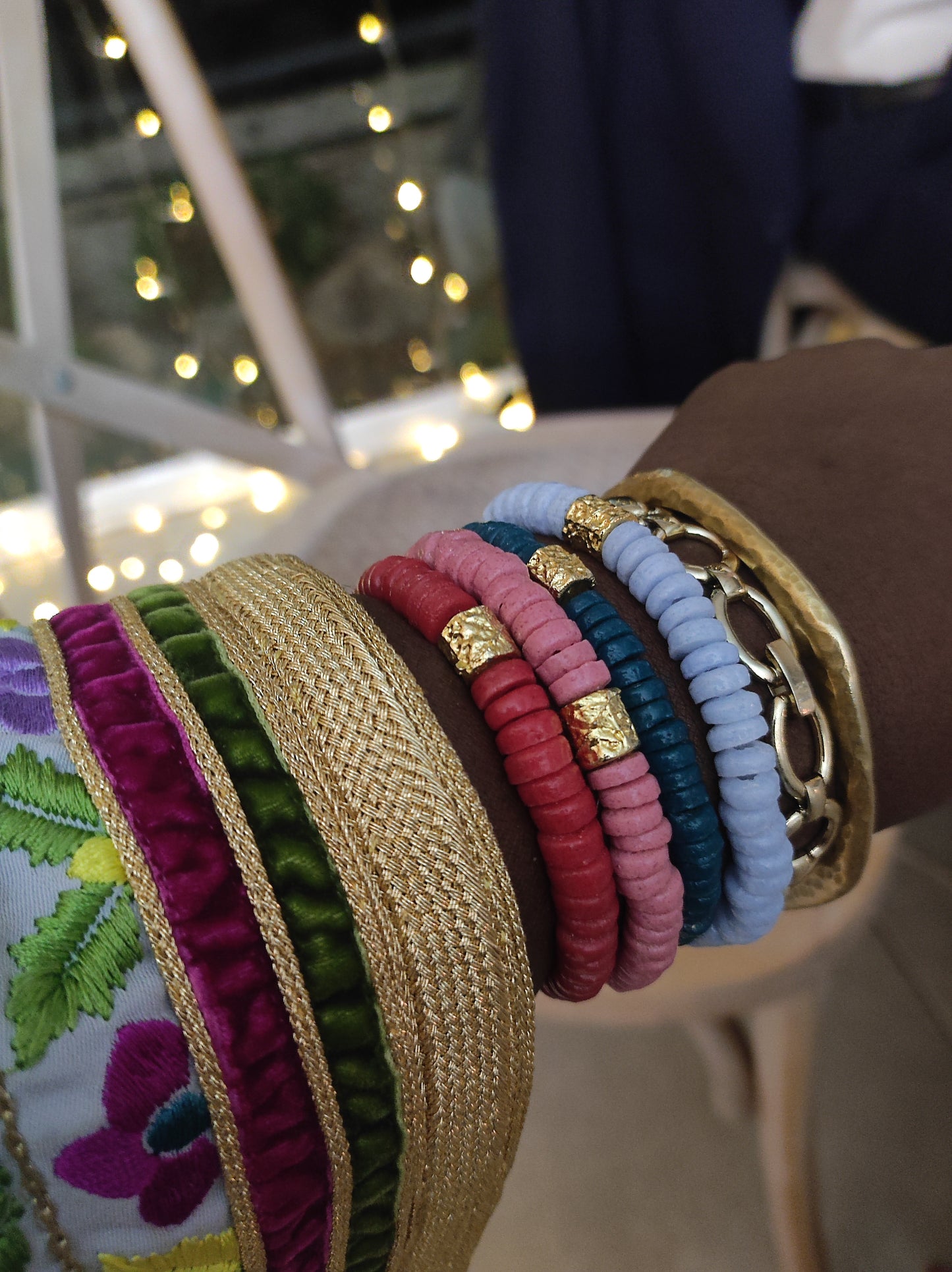 CAMÉLÉON DORÉ - bracelet rose- perles africaines krobo