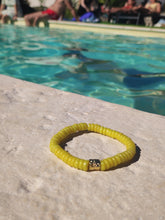 Charger l&#39;image dans la galerie, [[ CAMÉLÉON DORÉ ]] - bracelet jaune fluo- perles africaines krobo
