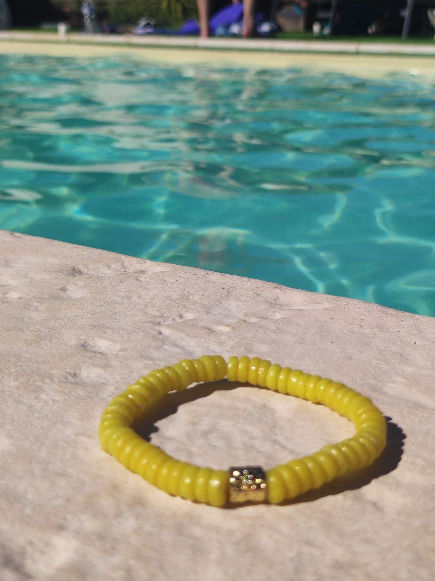 CAMÉLÉON DORÉ - bracelet jaune fluo- perles africaines krobo