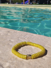 Charger l&#39;image dans la galerie, [[ CAMÉLÉON DORÉ ]] - bracelet jaune fluo- perles africaines krobo
