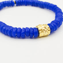 Charger l&#39;image dans la galerie, [[ CAMÉLÉON DORÉ ]] - Bracelet bleu- perles africaines krobo
