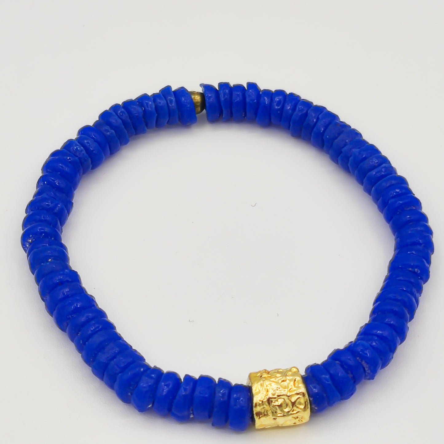 CAMÉLÉON DORÉ - Bracelet bleu- perles africaines krobo