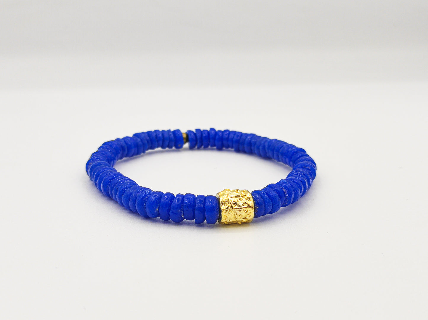CAMÉLÉON DORÉ - Bracelet bleu- perles africaines krobo