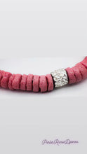 Charger l&#39;image dans la galerie, [[ CAMÉLÉON ARGENT ]] - Bracelet rose- perles africaines krobo
