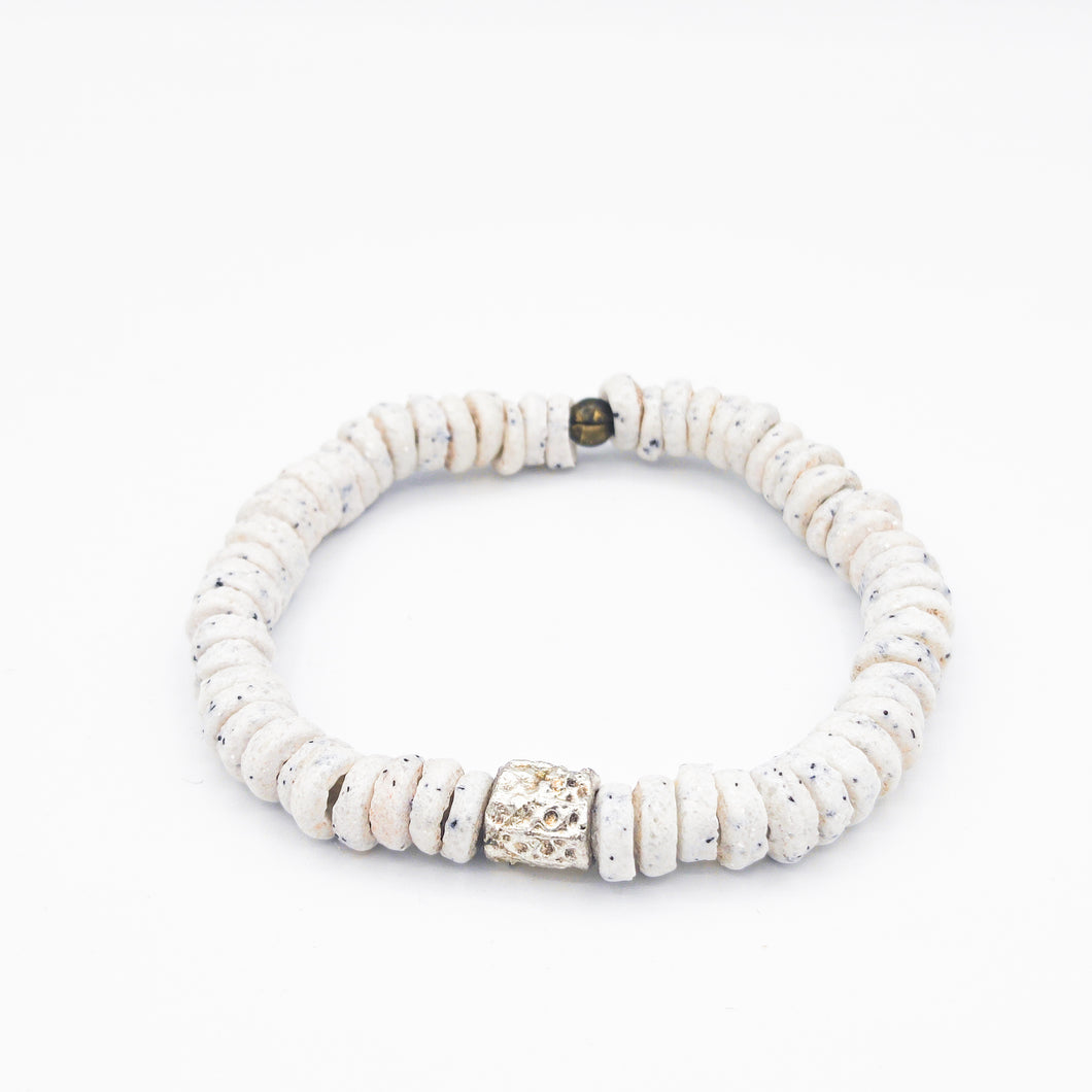 [[ CAMÉLÉON ARGENT ]] - bracelet blanc sel et poivre- perles africaines krobo