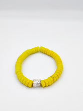 Charger l&#39;image dans la galerie, [[ CAMÉLÉON ARGENT ]] - bracelet jaune fluo- perles africaines krobo
