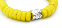 Charger l&#39;image dans la galerie, [[ CAMÉLÉON ARGENT ]] - bracelet jaune fluo- perles africaines krobo

