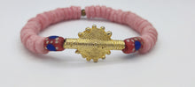 Charger l&#39;image dans la galerie, CAMÉLÉON FLORAL - Bracelet rose et rouge en perles africaines Krobo
