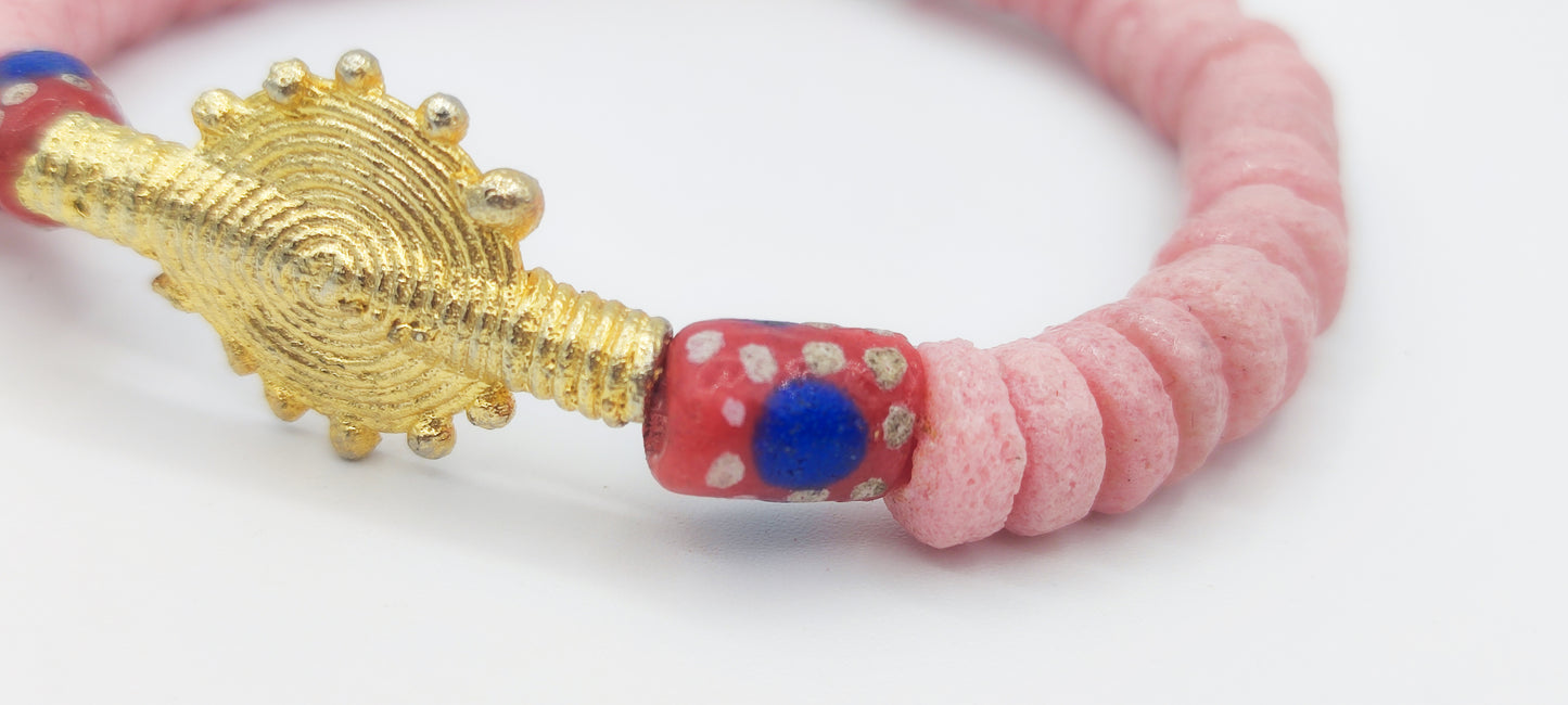 CAMÉLÉON FLORAL - Bracelet rose et rouge en perles africaines Krobo